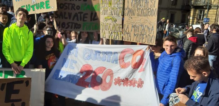 #fridaysforfuturebiella: in piazza Duomo a Biella la prima protesta per il clima