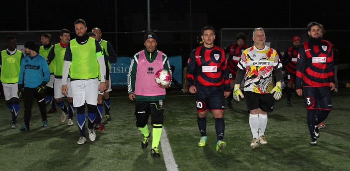 Nell’immagine, le formazioni “Su Nuraghe Calcio Biella” e “Gasthof” ed entrata in campo.