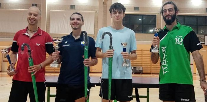 Luca Lanza (primo da sinistra) e Matteo Passaro (terzo da sinistra), protagonisti al Torneo di quarta categoria a Biella - Foto TT BIELLA