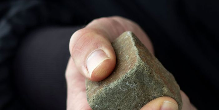 Ronco: Ragazzi lanciano pietre su un'auto in transito. Indagano i Carabinieri