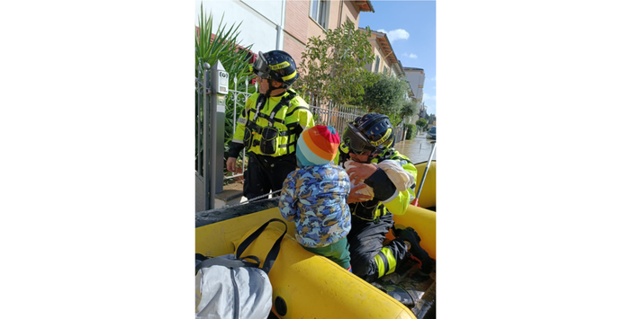 Maltempo in Toscana: i Vigili del Fuoco di Biella soccorrono la popolazione con i gommoni a Campi Bisenzio