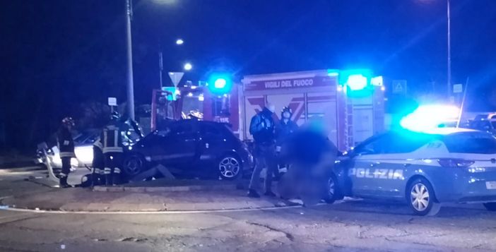 A tutta velocità sulla rotonda, abbatte un palo e resta incastrato nell'abitacolo