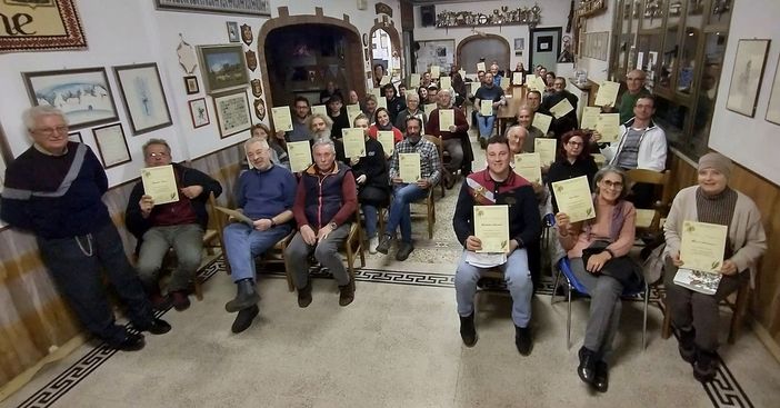 Nella foto, consegna degli attestati ai partecipanti al corso di apicoltura. Nella foto, consegna degli attestati ai partecipanti al corso di apicoltura.