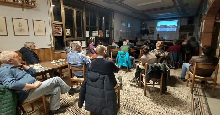 Un momento della partecipata seconda serata del corso di apicoltura.