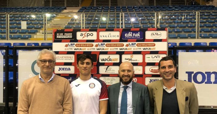 Il presidente di Biella Next Piergiorgio Castelli, il capitano Under 19 Carlo Pietra, il presidente GGI UIB Christian Zegna con il vice presidente Luca Murta