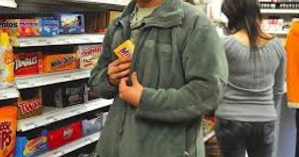 Candelo: Escono dal supermercato senza pagare, ma vengono inseguite e la refurtiva recuperata