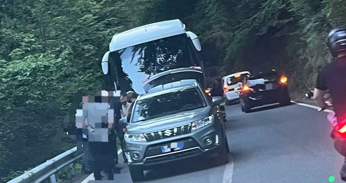Autobus di traverso sulla strada per Oropa e il traffico va in tilt