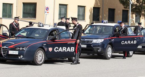 I carabinieri lo fermano per un’infrazione e lui li insulta