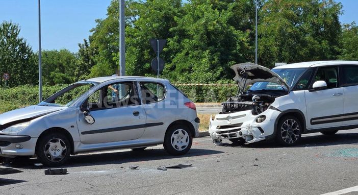 Biella, violento scontro tra auto alla rotonda dell’ospedale (foto di Giacomo Chiarini per newsbiella.it)