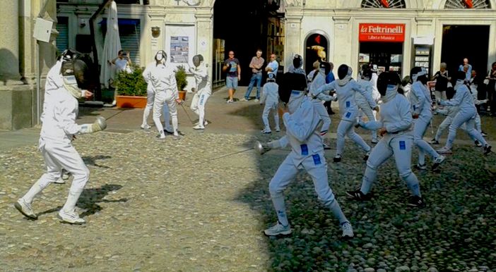 Scherma - Flash-mob in via Italia con la Pietro Micca Biella