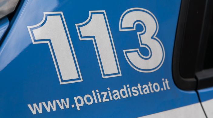 Lui le danneggia l'auto, lei lo minaccia con un coltello Lui le danneggia l'auto, lei lo minaccia con un coltello