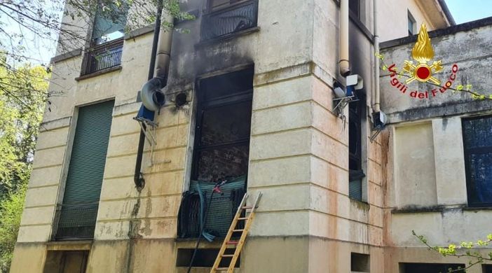 A fuoco a Vercelli l'ex OPN ASL A fuoco a Vercelli l'ex OPN ASL