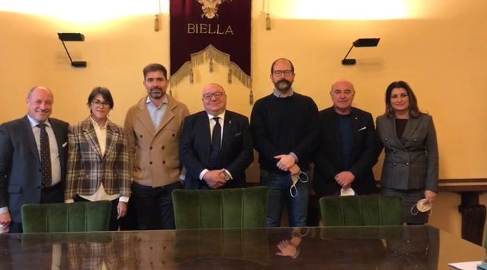 Nella foto Marcello Mazzia Piciot, Anna Porro, Gionata Pirali il sindaco Claudio Corradino, Vittorio Porta , Augusto Borsetti e l’assessore Barbara Greggio. Nella foto Marcello Mazzia Piciot, Anna Porro, Gionata Pirali il sindaco Claudio Corradino, Vittorio Porta , Augusto Borsetti e l’assessore Barbara Greggio.