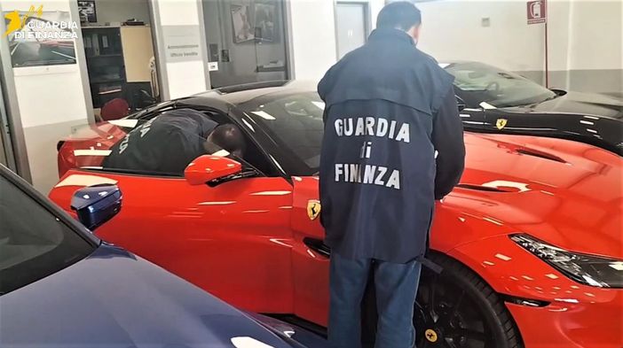 Scoperta maxi frode su importazione auto, anche Ferrari e Porsche