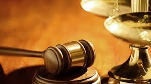 Agli arresti domiciliari nella casa vicina a quella dell'uomo che ha picchiato