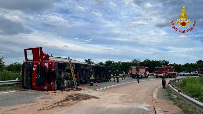 In A26 si ribalta un autoarticolato. Vigili del Fuoco presenti per gestire lo scenario