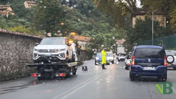 Biella, scontro fra auto in via Ogliaro: sono tre i veicoli coinvolti - Foto di Mattia Baù, per newsbiella.it Biella, scontro fra auto in via Ogliaro: sono tre i veicoli coinvolti - Foto di Mattia Baù, per newsbiella.it