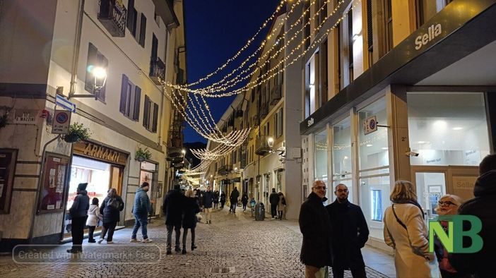 Biella si illumina per il Natale, accese le luminarie in via Italia (servizi di Mattia Baù e Riccardo Tosi per newsbiella.it) Biella si illumina per il Natale, accese le luminarie in via Italia (servizi di Mattia Baù e Riccardo Tosi per newsbiella.it)