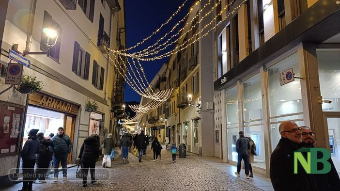 Via Italia: illuminazione natalizia a metà Via Italia: illuminazione natalizia a metà