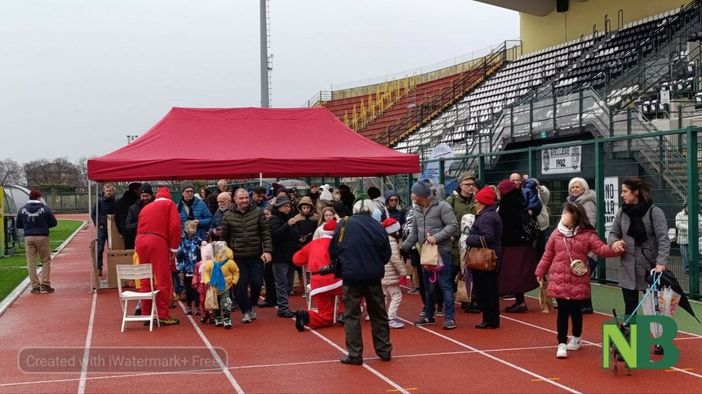 Babbo Natale Paracadutista a Biella: niente lancio dal cielo, ma regali ai bambini , FOTO Mattia Baù per newsbiella.it