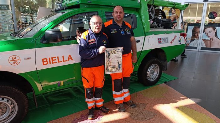 La squadra Biella Orso degli Antincendi Boschivi riceve l'Attestato d'onore dalla Federazione Vigili del Fuoco volontari La squadra Biella Orso degli Antincendi Boschivi riceve l'Attestato d'onore dalla Federazione Vigili del Fuoco volontari