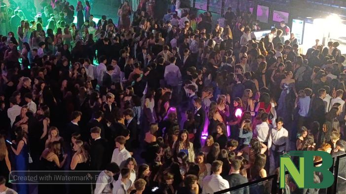 Biella: 2000 ragazzi al Palaforum, tanto divertimento per il ballo di fine anno - Foto di Mattia Baù per newsbiella.it