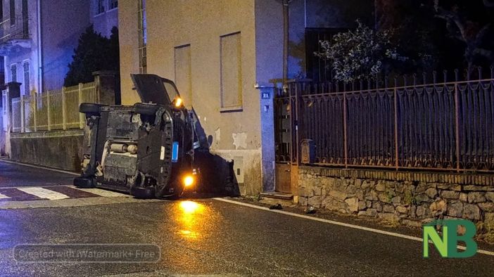 Tollegno: auto si ribalta nella notte: conducente soccorso (foto di Mattia Baù per newsbiella.it)