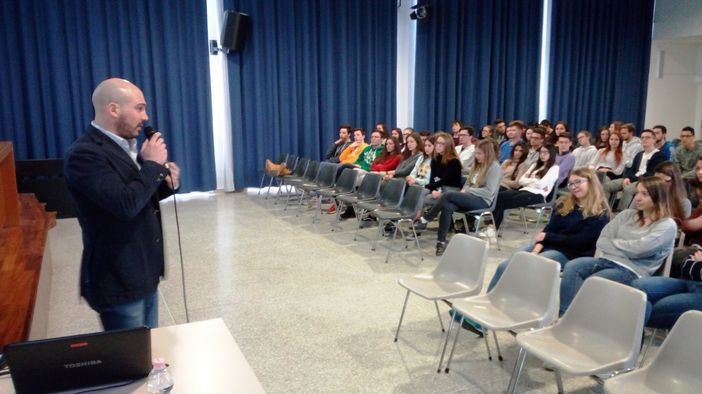 Guida sicura, pilota rally Omar Bergo incontra studenti del Liceo Scientifico Avogadro