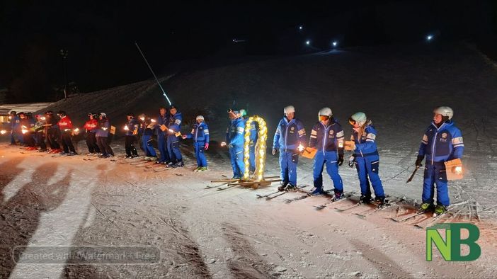Luci e tradizioni sotto le stelle, a Bielmonte la fiaccolata dei maestri di sci incanta le famiglie (servizi di Mattia Baù e Mauro Benedetti per newsbiella.it)