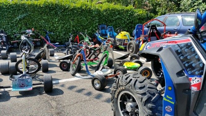 Giù per le vie di Roletto a tutta velocità con i carretti Giù per le vie di Roletto a tutta velocità con i carretti