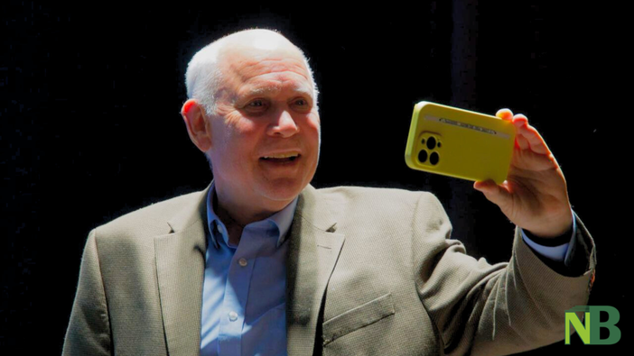 Steve McCurry sul palco di Biella, sala gremita per la "Pop star" della fotografia - Foto di Enrico Eletto per newsbiella.it