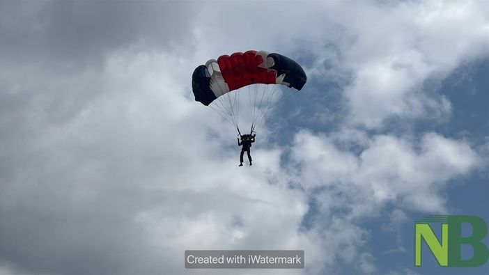 Biella, grande spettacolo al Pozzo - La Marmora: i paracadutisti si lanciano per l'Adunata - Servizio di Maria Camilla Toffetti per newsbiella.it