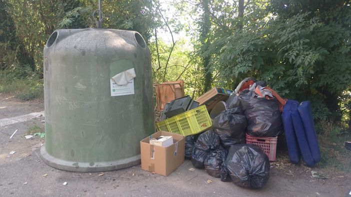 Andorno, rifiuti abbandonati accanto alla campana del vetro Andorno, rifiuti abbandonati accanto alla campana del vetro