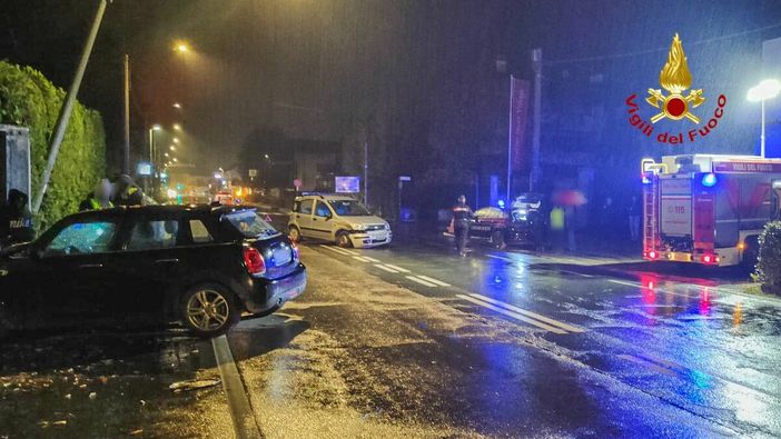 Scontro fra due auto a Sandigliano, compromesso un palo dell'energia elettrica