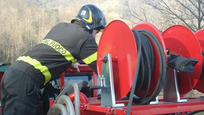 A fuoco il copertone del rimorchio di un tir, scatta l'allarme a Valdilana (foto di repertorio)