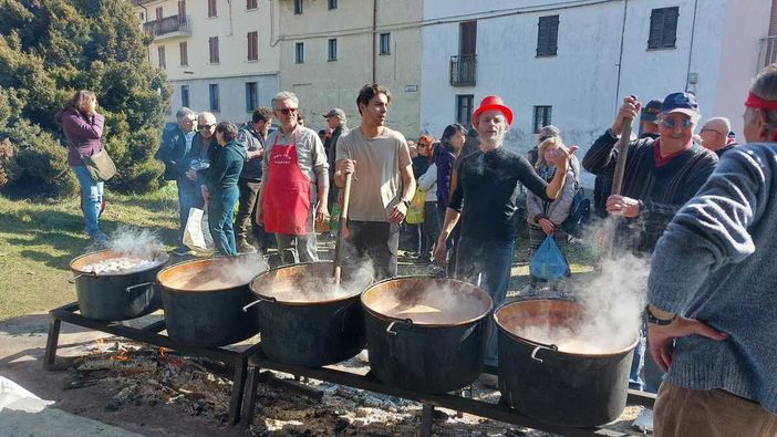 Carnevale a Torrazzo, in tanti per la cena di comunità e la fagiolata in piazza FOTO