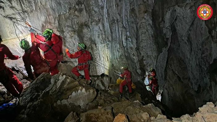 Neanche la neve ferma il Soccorso Alpino, simulato il recupero di un infortunato a 2099 metri di quota Neanche la neve ferma il Soccorso Alpino, simulato il recupero di un infortunato a 2099 metri di quota