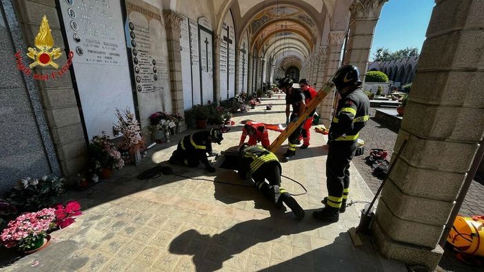 Dal Nord Ovest - Cade in un loculo al cimitero, soccorso dai Vigili del Fuoco Dal Nord Ovest - Cade in un loculo al cimitero, soccorso dai Vigili del Fuoco