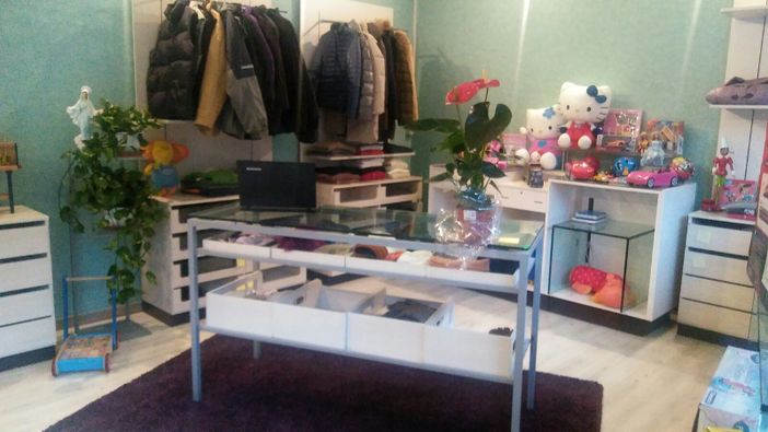 Esterno e interno del nuovo locale solidale di via Trieste 13 a Biella