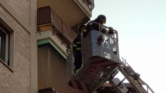 Biella: Non risponde al citofono, paura per 85enne. In azione i Vigili del fuoco FOTO