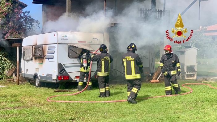 Si incendia un rustico a Gaglianico: intervengono i Vigili del Fuoco. Si incendia un rustico a Gaglianico: intervengono i Vigili del Fuoco.
