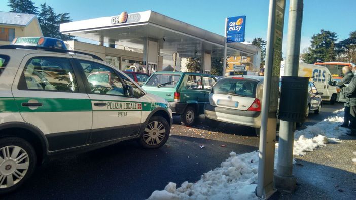 Biella Chiavazza: Tamponamento tra due auto, conducenti illesi FOTO