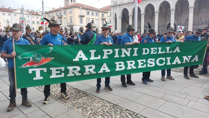 Biella: emozione in Piazza Duomo per la sfilata degli Alpini bresciani