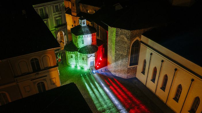 Battistero illuminato col tricolore