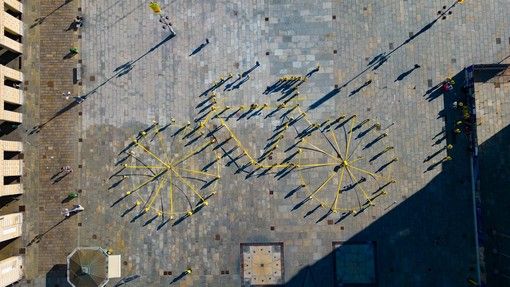 A Torino una spettacolare bicicletta umana ha dato il via, in piazza Castello, alla festa per il Tour de France A Torino una spettacolare bicicletta umana ha dato il via, in piazza Castello, alla festa per il Tour de France