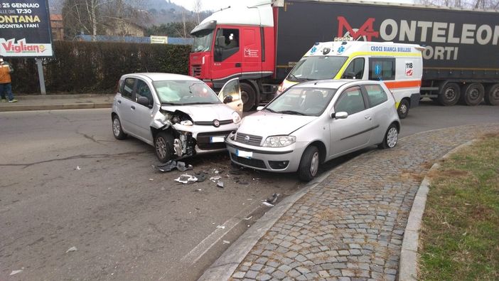 Biella - Auto in contromano nella rotonda di Chiavazza. Ferita una donna di 67 anni - FOTO Biella - Auto in contromano nella rotonda di Chiavazza. Ferita una donna di 67 anni - FOTO