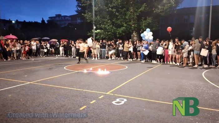Chiavazza saluta Alessandro, Raffaele e Carmine con "Ovunque sarai", fuochi d'artificio e lanterne