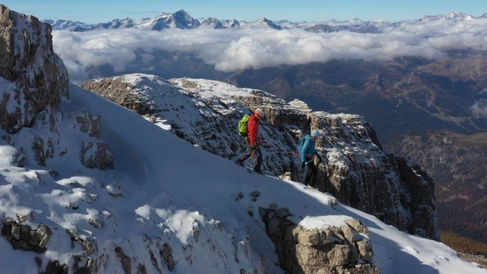 Foto - Progressione in corda corta su cresta con la Guida Gianni Canale - crediti Busaccavideo
