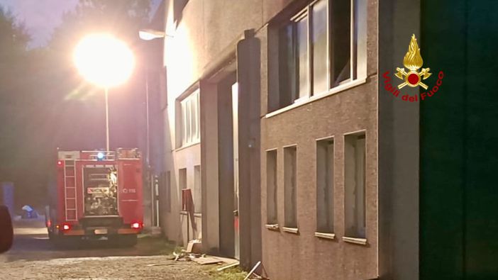 A fuoco capannoni di una fabbrica nella notte a Cossato, foto archivio A fuoco capannoni di una fabbrica nella notte a Cossato, foto archivio