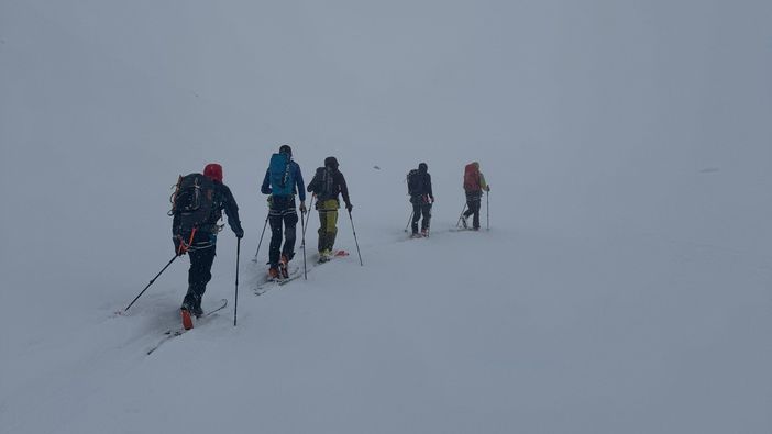 Foto: Matteo Castellini – Monte Cevedale, avvicinamento in nebbia al Passo Rosole